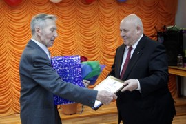 Анатолий Тихомиров поздравляет Николая Березного