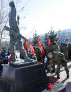 Цветы к памятнику возложили воины Биробиджанского гарнизона