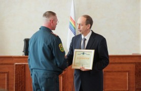 Александр Левинталь вручил награды жителям области (1)