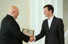Анатолий Тихомиров вручает награду