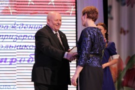 Анатолий Тихомиров вручает награды