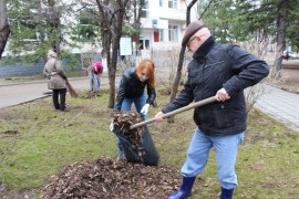 СОБЫТИЕ - Вопреки непогоде муниципальные служащие вышли на уборку города в День Земли (11)