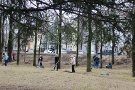 Вопреки непогоде муниципальные служащие вышли на уборку города в День Земли (15)