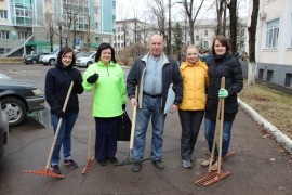 Вопреки непогоде муниципальные служащие вышли на уборку города в День Земли