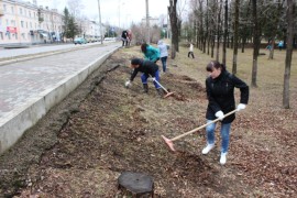Вопреки непогоде муниципальные служащие вышли на уборку города в День Земли (3)