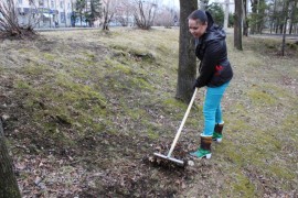 Вопреки непогоде муниципальные служащие вышли на уборку города в День Земли (4)
