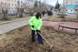 Вопреки непогоде муниципальные служащие вышли на уборку города в День Земли (7)