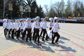 Плац-парад школьников прошел в Биробиджане (21)