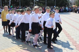 Плац-парад школьников прошел в Биробиджане (39)
