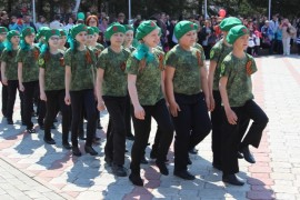 Плац-парад школьников прошел в Биробиджане (49)