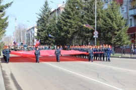 СОБЫТИЕ - Возглавили шествие кадеты с масштабной копией Знамени Победы