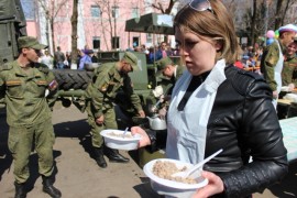 Солдатской кашей накормили биробиджанцев в День Победы (11)