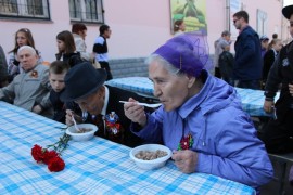 Солдатской кашей накормили биробиджанцев в День Победы (16)