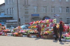 Цветы можно купить на повороте к кладбищу - от 15 р и выше (2)