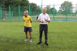 Виктор Поляков приветствует участников соревнований по футболу