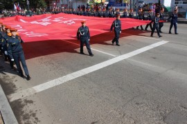 Возглавили шествие кадеты с масштабной копией Знамени Победы (1)