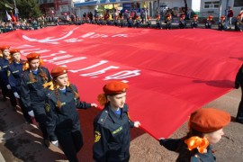 Возглавили шествие кадеты с масштабной копией Знамени Победы (2)