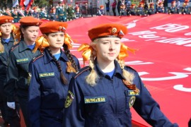 Возглавили шествие кадеты с масштабной копией Знамени Победы (3)