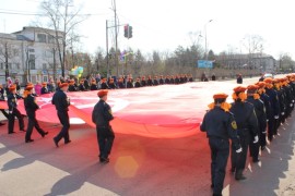 Возглавили шествие кадеты с масштабной копией Знамени Победы (5)