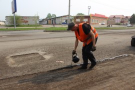 Ямочный ремонт улицы Пионерской начался в Биробиджане (2)