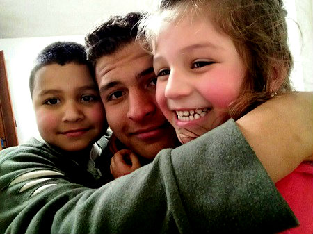 Их дети – Махмуд (слева), Юсуф и Альмира