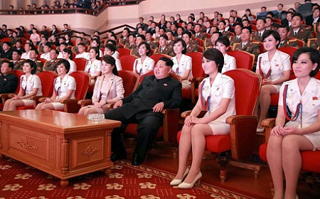 Ким Чен Ын всегда в гуще народа... 