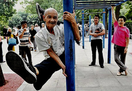 Движение - жизнь, уверены китайские пенсионеры. Фото: © Reuters 