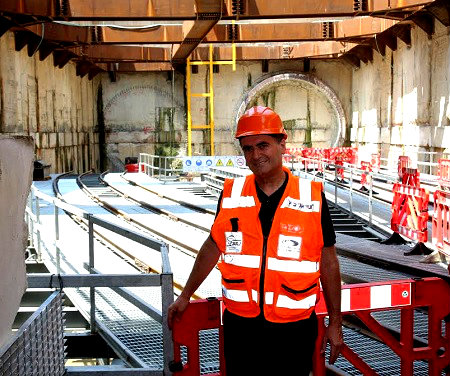  Министр И. Кац на одной из строящихся подземных станций метротрамвая 