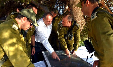 Министр обороны А. Либерман советуется с военным руководством. Фото: Ариэль Хермони, пресс-служба минобороны Израиля 