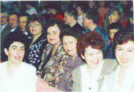 Одноклассники в актовом зале школы.Юбилейный вечер 1997