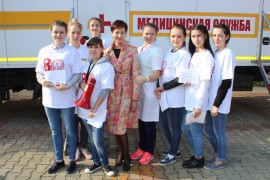Директор медколледжа Елена Попова и ее волонтеры