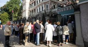 Россияне выстроились в очередь, чтобы проголосовать