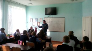 Урок безопасности от спасателей в школе с. Смидович (1)