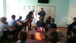 Урок безопасности от спасателей в школе с. Смидович (2)