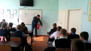 Урок безопасности от спасателей в школе с. Смидович (3)