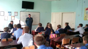 Урок безопасности от спасателей в школе с. Смидович (4)