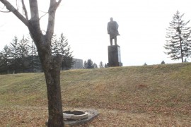 Вандалы повредили  QR-код возле памятника В.И. Ленину (3)