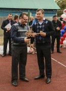 символический ключ от новой мини-футбольной площадки вручается Андрею Бялику