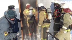 В Биробиджане офицеры и пожарные второй ПЧ сдали нормативы по ГДЗС (57)