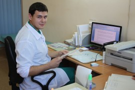 Врач областной поликлиники Алексей Сидельников заполняет историю болезни очередного пациента