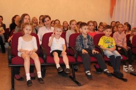 poslushat-uchastnikov-festivalya-sobralas-pochti-vsya-shkola