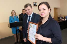 sobyitie-evgeniy-korostelev-vruchil-nagradyi-pobeditelyam-novogodnego-konkursa-5