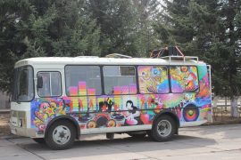 gromkogovoryashhiy-i-poyushhiy-avtobus-vyishel-na-ulitsyi-goroda-10