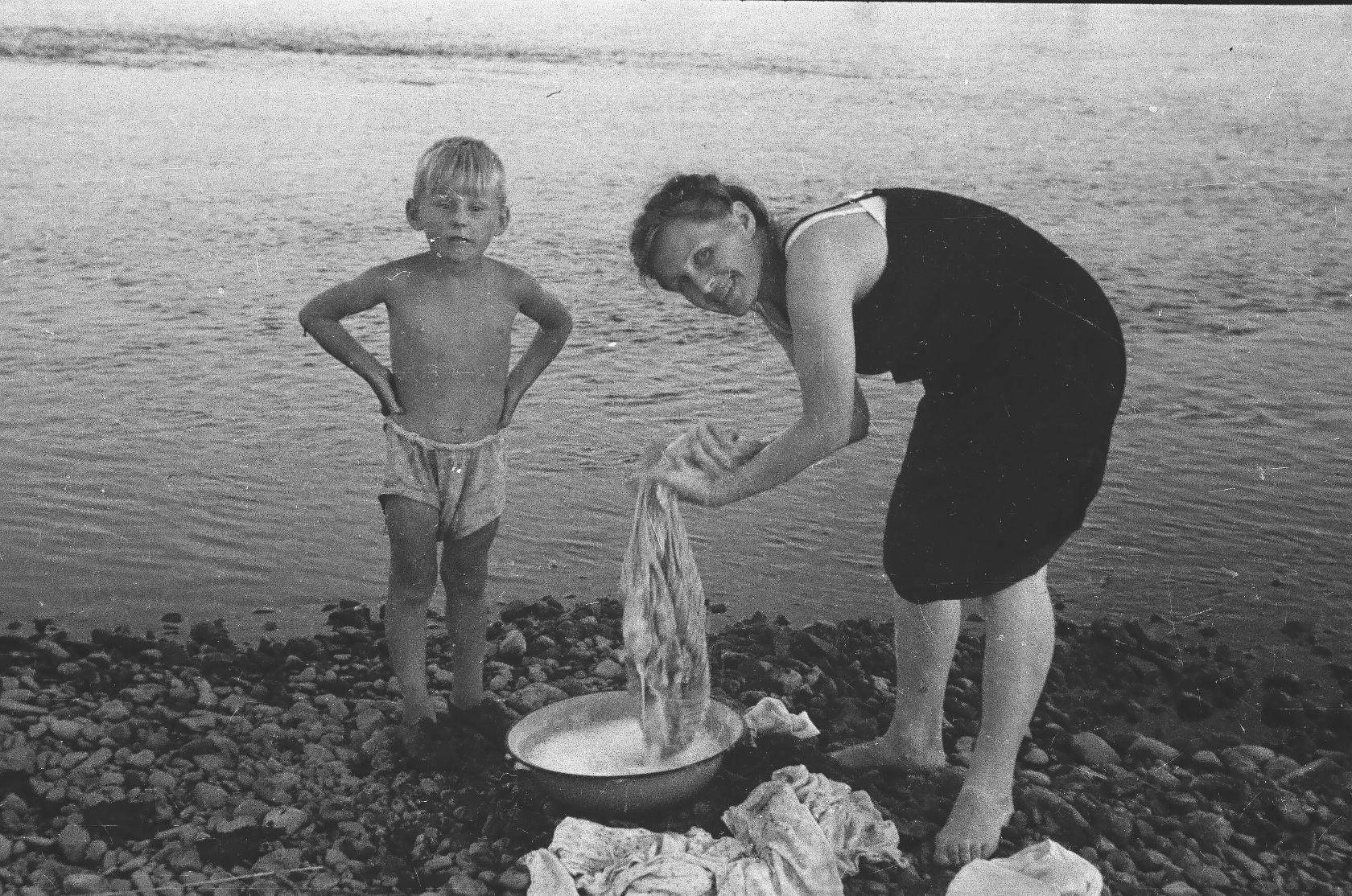 Купалась белье. Дети купаются в реке. Стирка на реке. Советские дети моются. Купание советских детей.