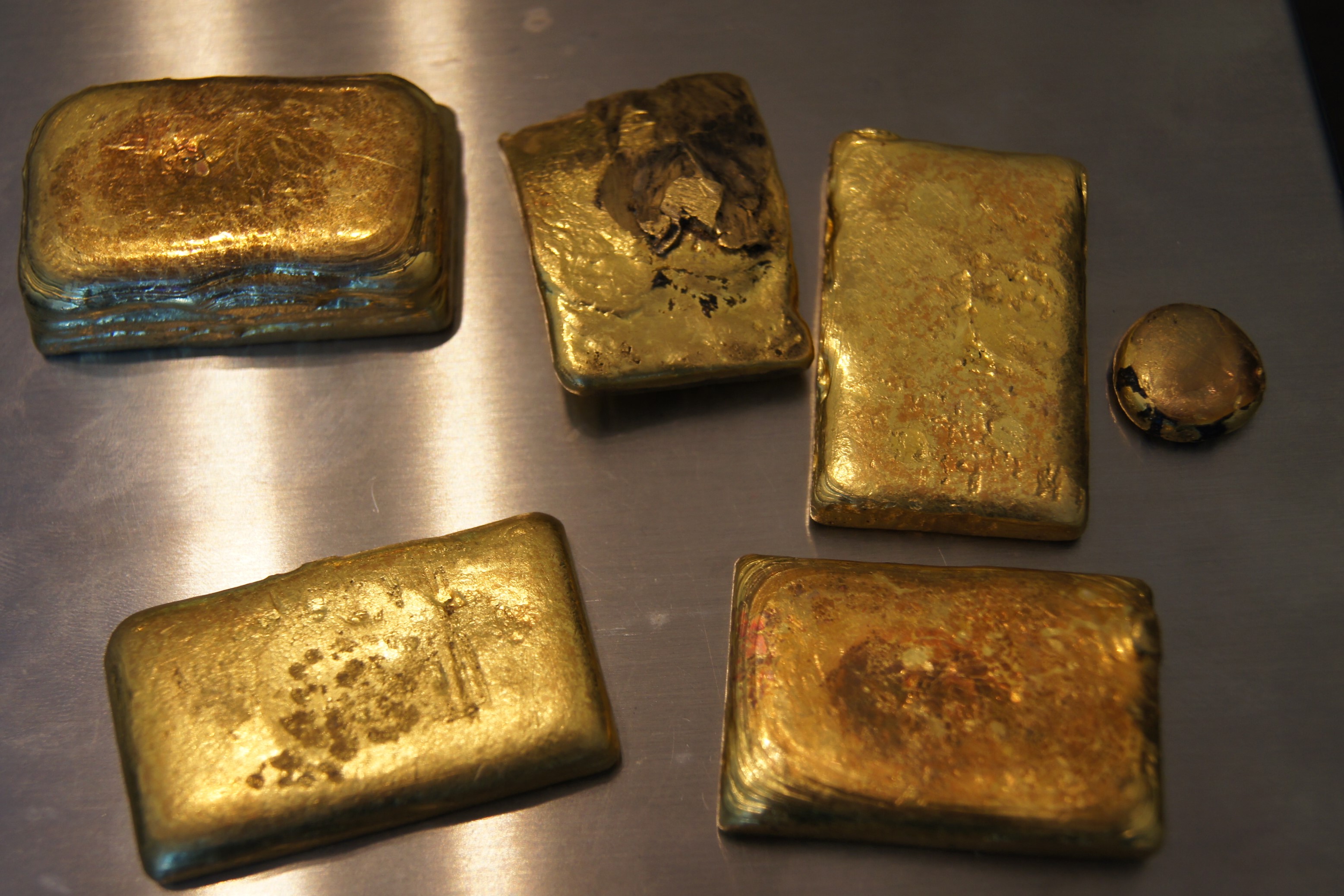 Золото в древности. Сплава Доре (золото лигатурное). Слиток золота 1910 года. Старинные золотые слитки. Древние слитки золота.