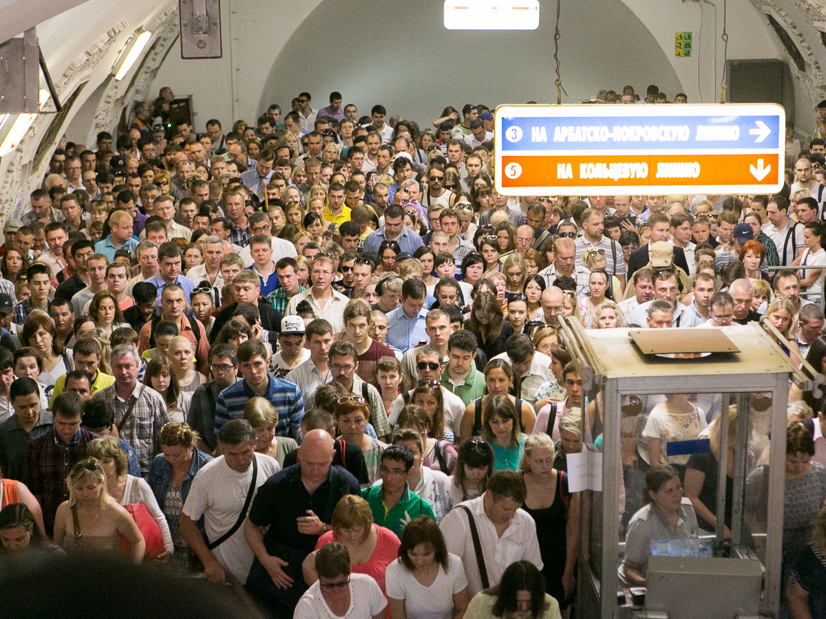 Точка час пик. Час пик в метро в Москве. Толпа в метро. Московское метро толпа. Толпа в метро Москвы.