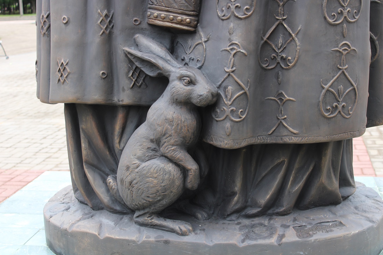 Памятник Петру и Февронии в Муроме: откуда возле ног святых появилась фигурка зайца