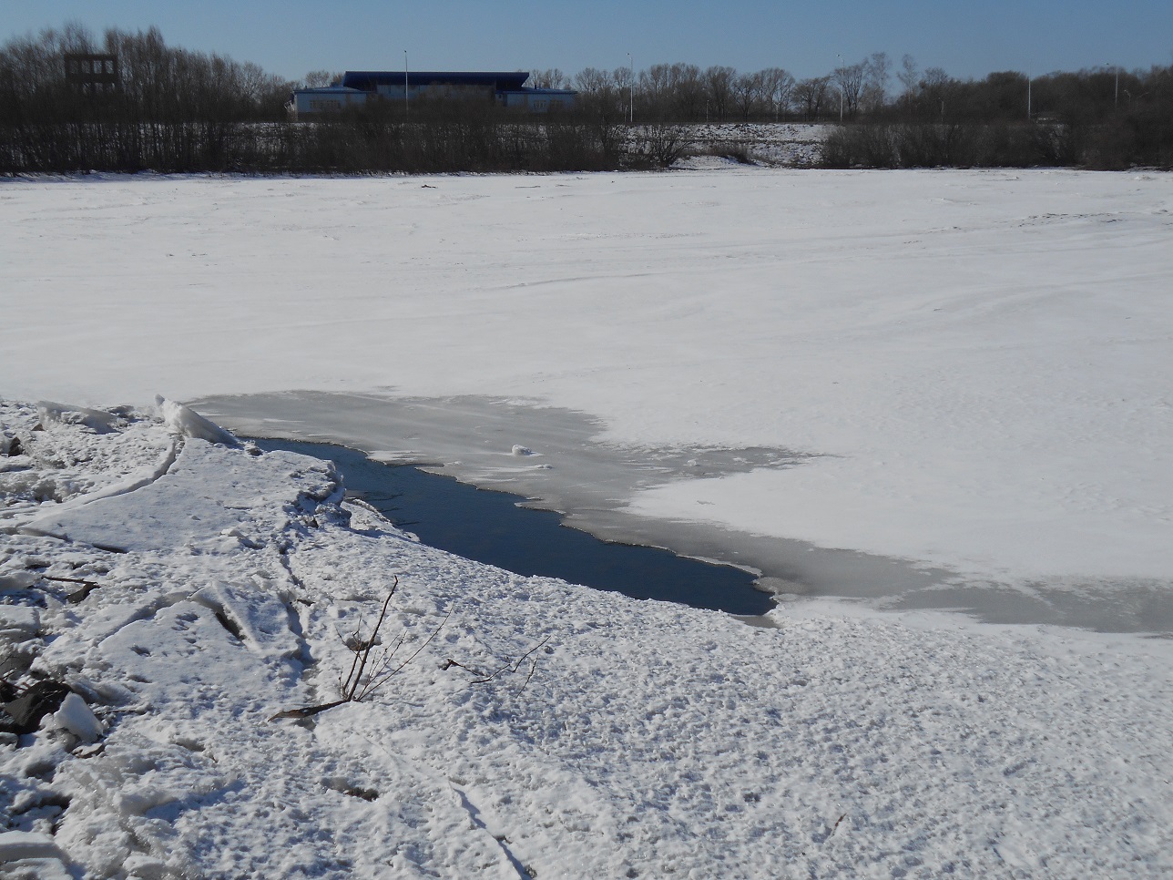 Речка надувается. Полынья в замерзшей реке. Тающий лед на реке. Лед на реке. Таяние льда на реке.