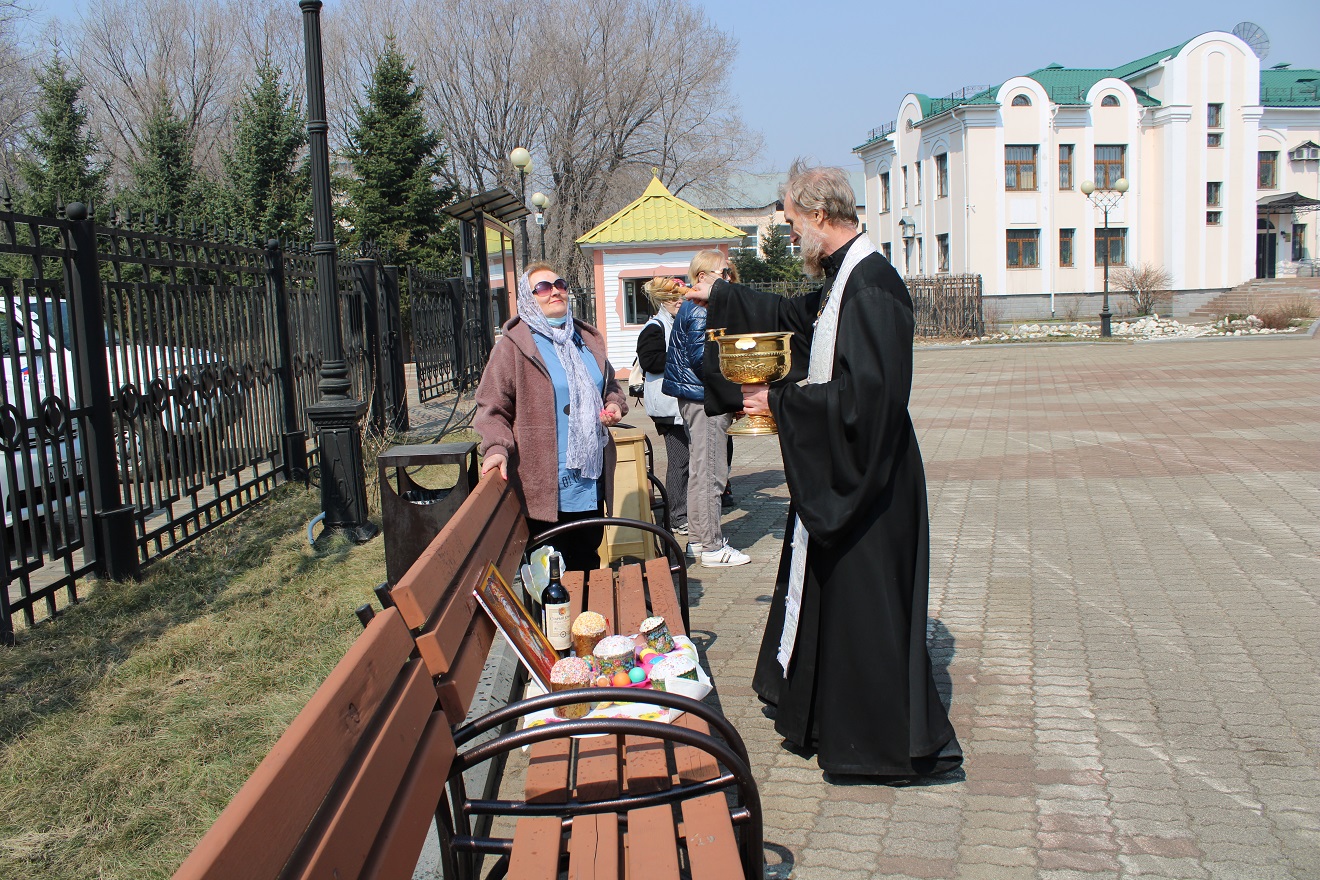 Пасхальные снеди приносили сегодня на освящение к храму верующие в  Биробиджане | РИА Биробиджан