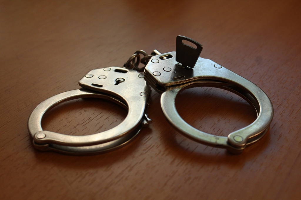 Находящийся в розыске мужчина попался на мелкой краже в Биробиджане